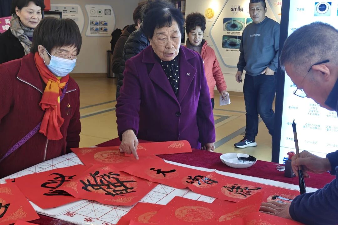 笔墨传情，手写春联送福